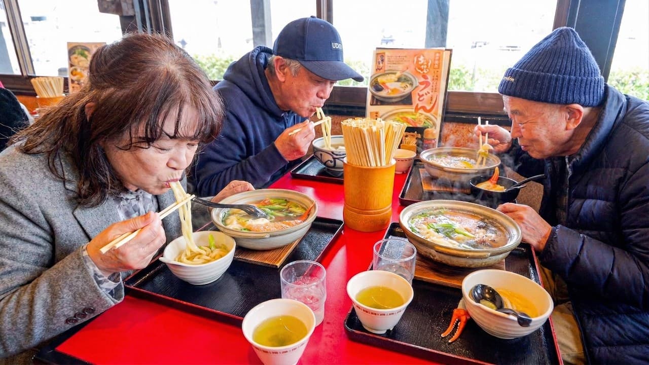 脅威のカツ丼ラッシュ!働く男と常連おじいちゃんが殺到する福岡最強老舗うどん屋の1日に密着した。
