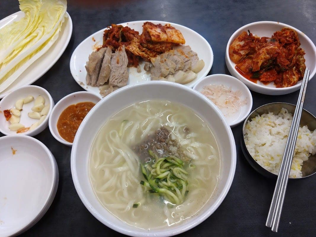 훼미리손칼국수보쌈