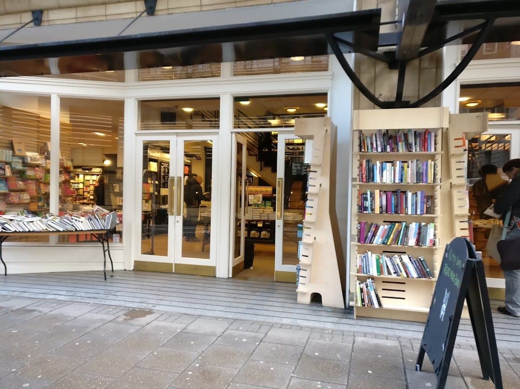 워터스톤즈 북셀러 82 Gower St